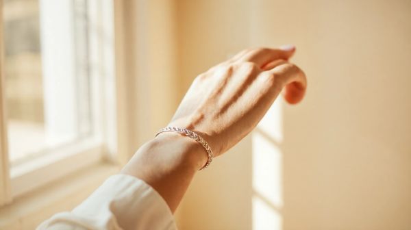 Découvrez les 5 raisons d'adopter le bracelet jonc pour femme