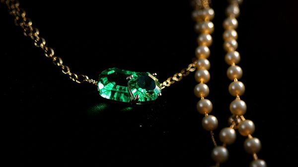 Top 5 raisons d'opter pour un collier émeraude personnalisé